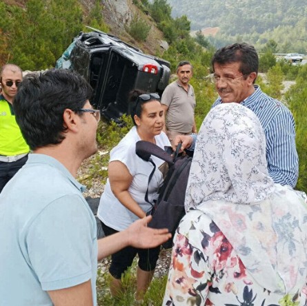 Eski Bakan Nihat Zeybekci kaza yaptı: Aracı şarampole yuvarlandı